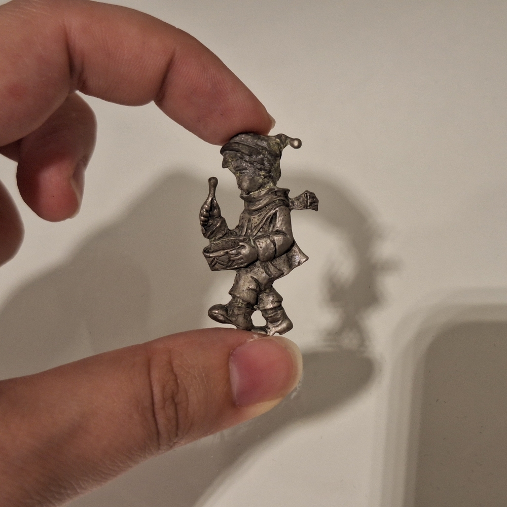 Vintage Pewter Drummer Brooch - Picture 2 of 3